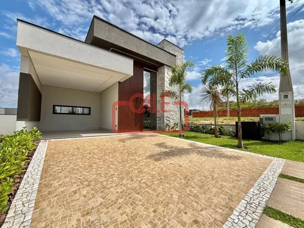 Casa Térrea com Piscina no Park Vista Real