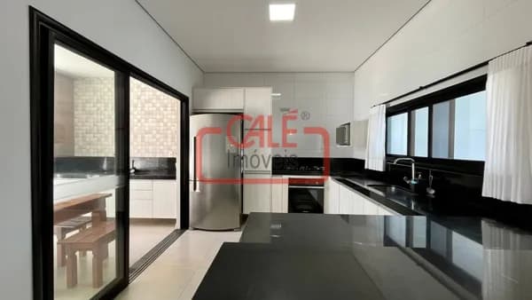 Casa Térrea de Luxo no Condomínio Mantova, Indaiatuba | 3 Suítes, Gourmet e Aquecimento Solar