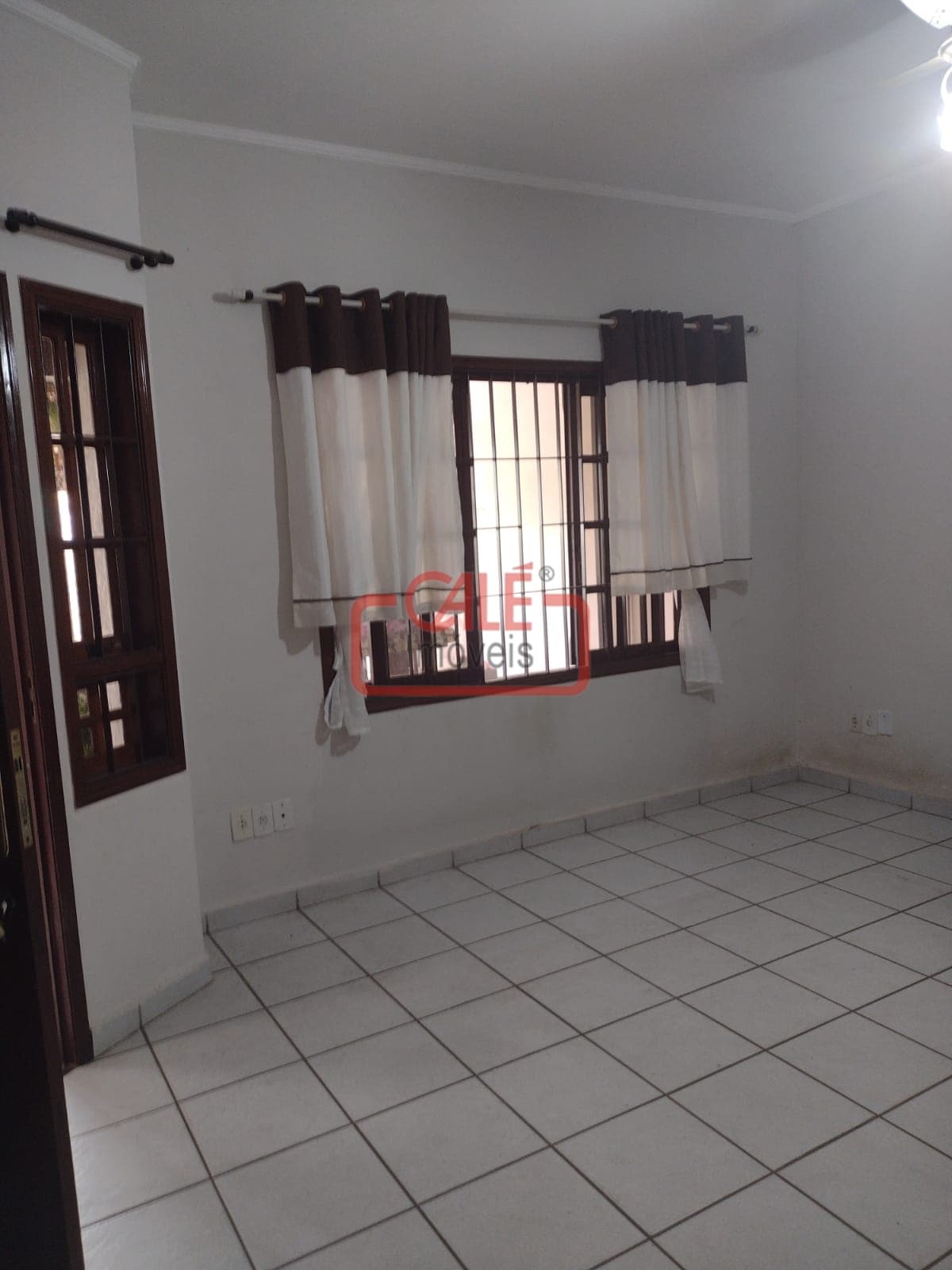 Sobrado à Venda na Vila Furlan, Indaiatuba: 3 Dorms (1 Suíte), Quintal Amplo e 2 Vagas