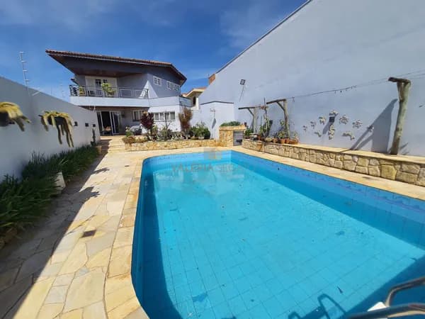 Viva com Exclusividade: Casa de Alto Padrão para Venda no Centro de Cerquilho