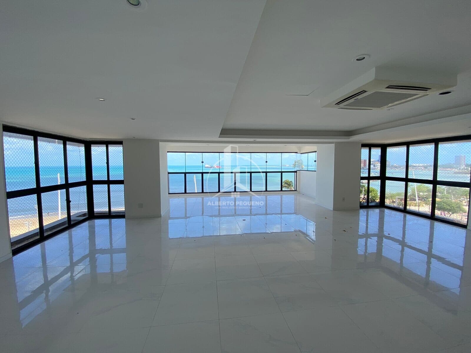 Apartamento Alto Padrão à venda na Av. Beira Mar