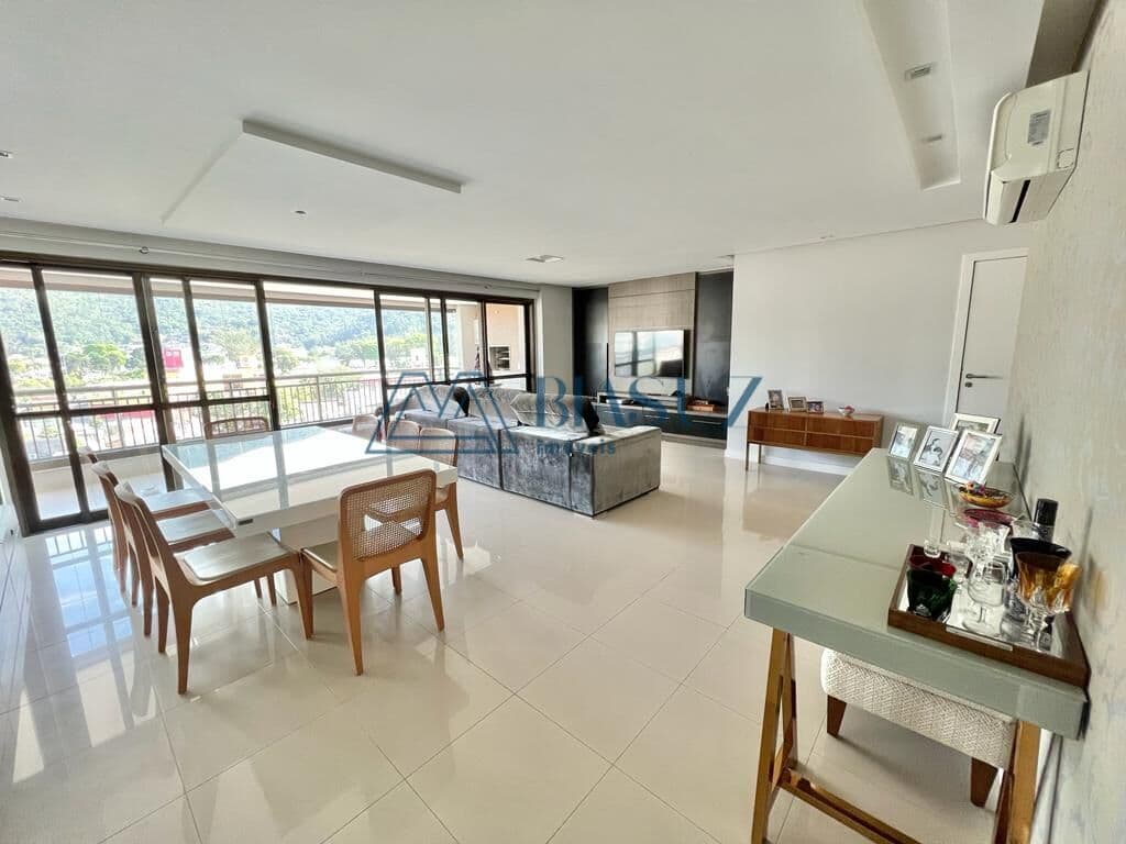 Apartamento amplo à venda com a maior sacada de Itajaí!