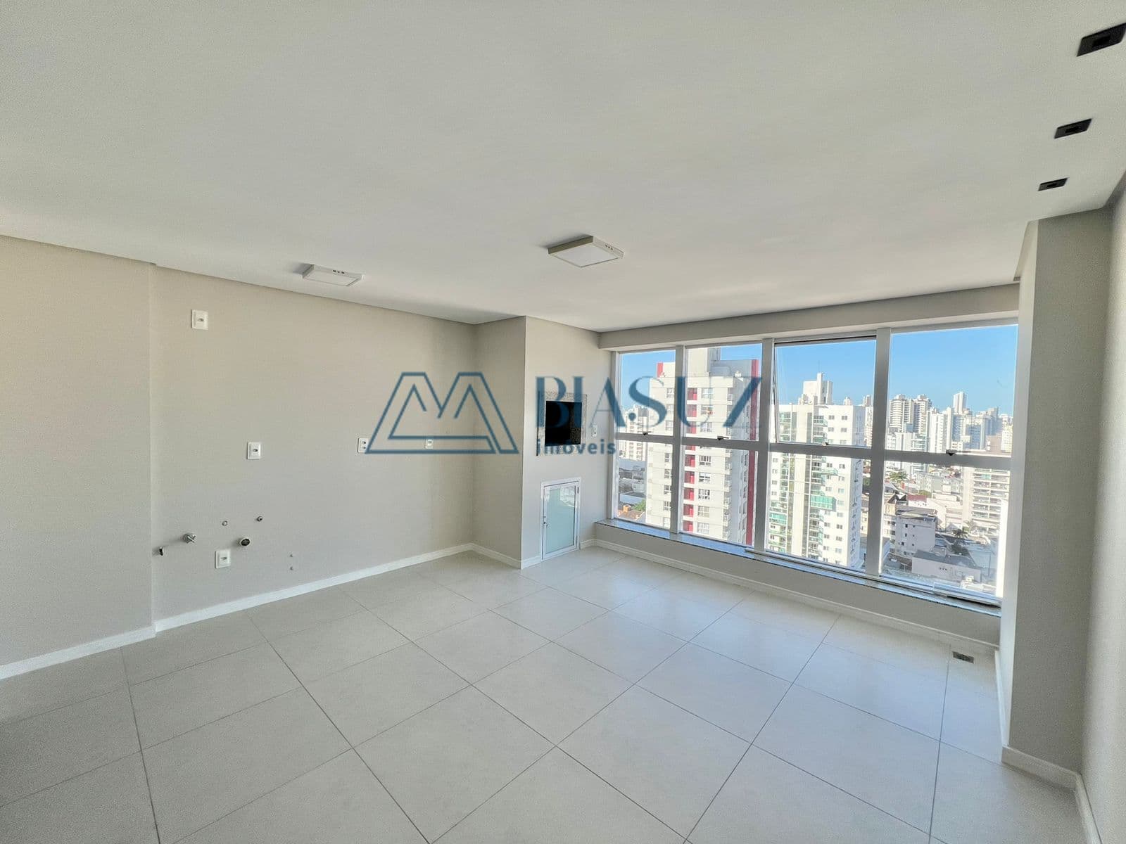 APARTAMENTO COM EXCELENTE LOCALIZAÇÃO NA VILA OPERÁRIA