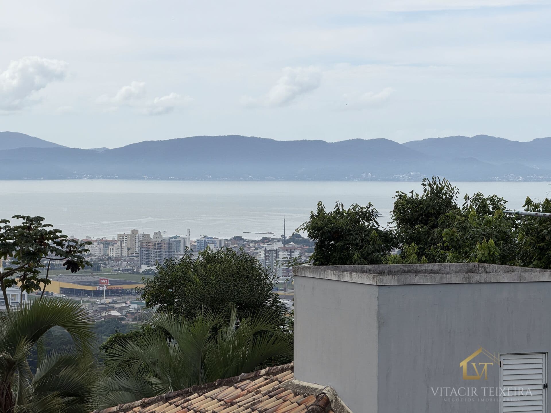 Terreno Urbano / Sítio à Venda em Biguaçu/SC – Vista para o Mar e Excelente Localização