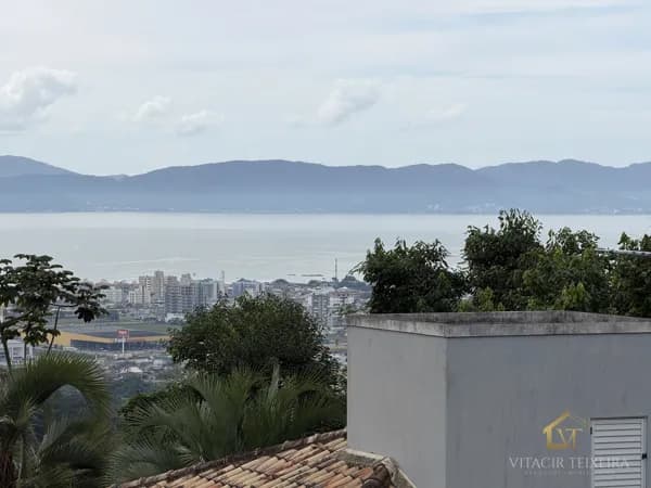Terreno Urbano / Sítio à Venda em Biguaçu/SC – Vista para o Mar e Excelente Localização