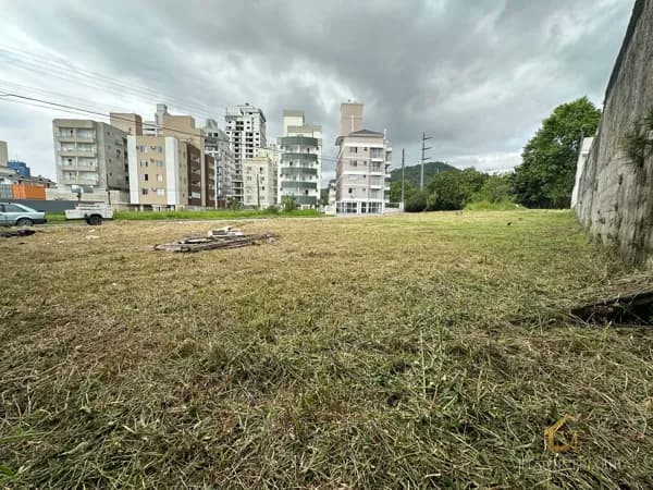 Terreno de esquina Pronto para Construir na Pedra Branca!