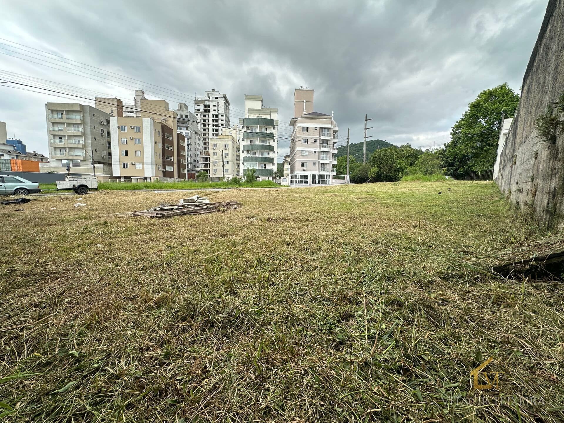 Terreno de esquina Pronto para Construir na Pedra Branca!