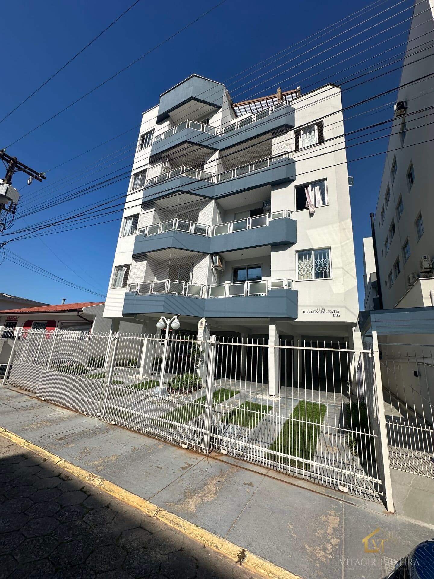 APARTAMENTO À VENDA SEMI-MOBILIADO NO BAIRRO ROÇADO – SÃO JOSÉ/SC