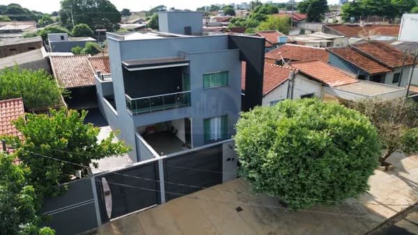 Sobrado com casa nos fundos