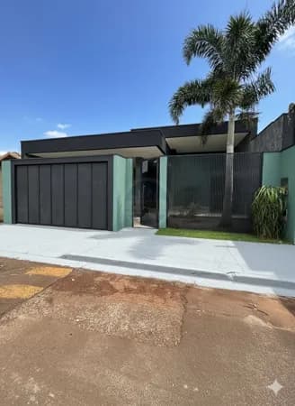 CASA EM FRENTE AO HU