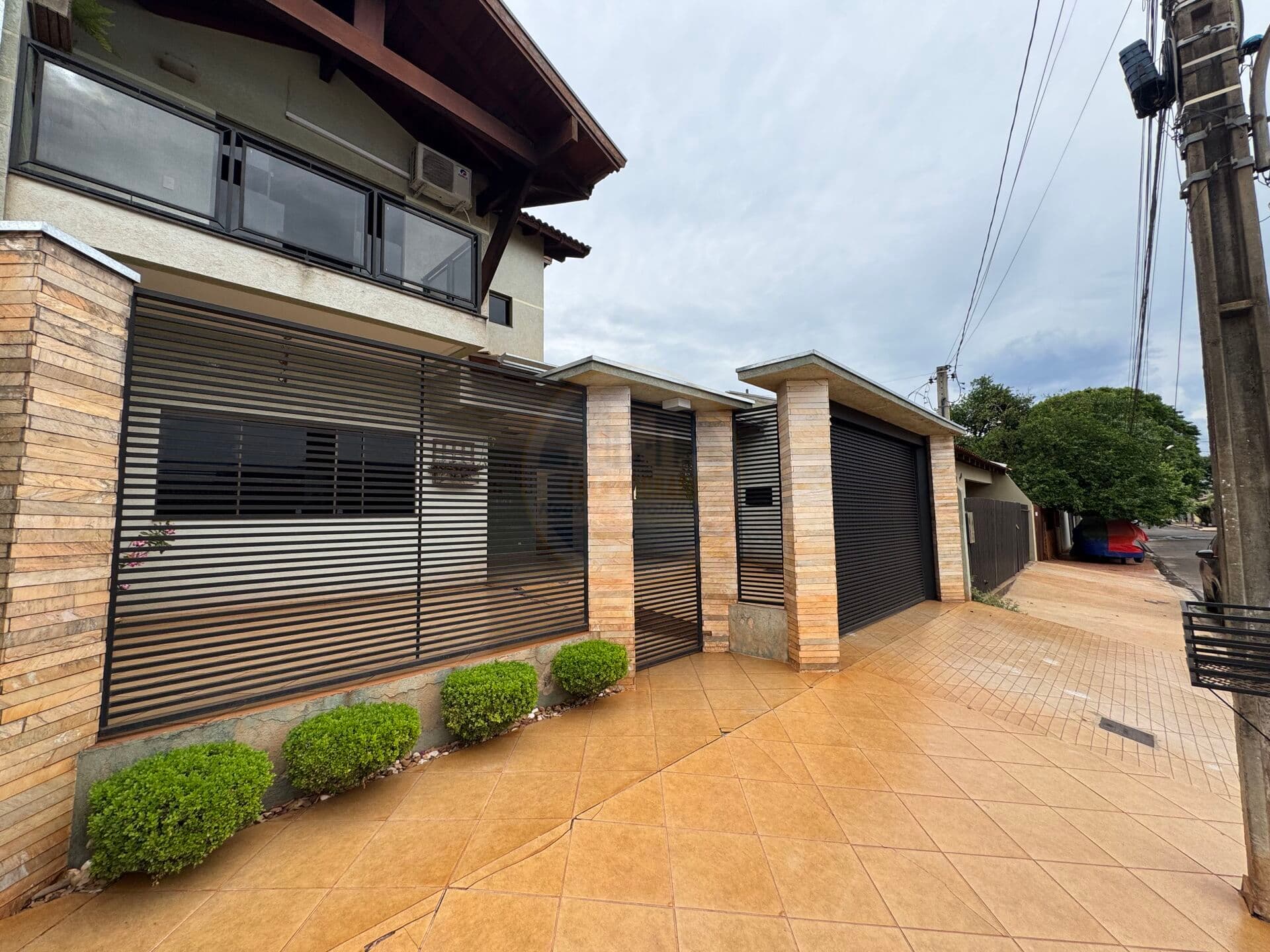 Sobrado em Conjunto Habitacional Izidro Pedroso, Dourados/MS