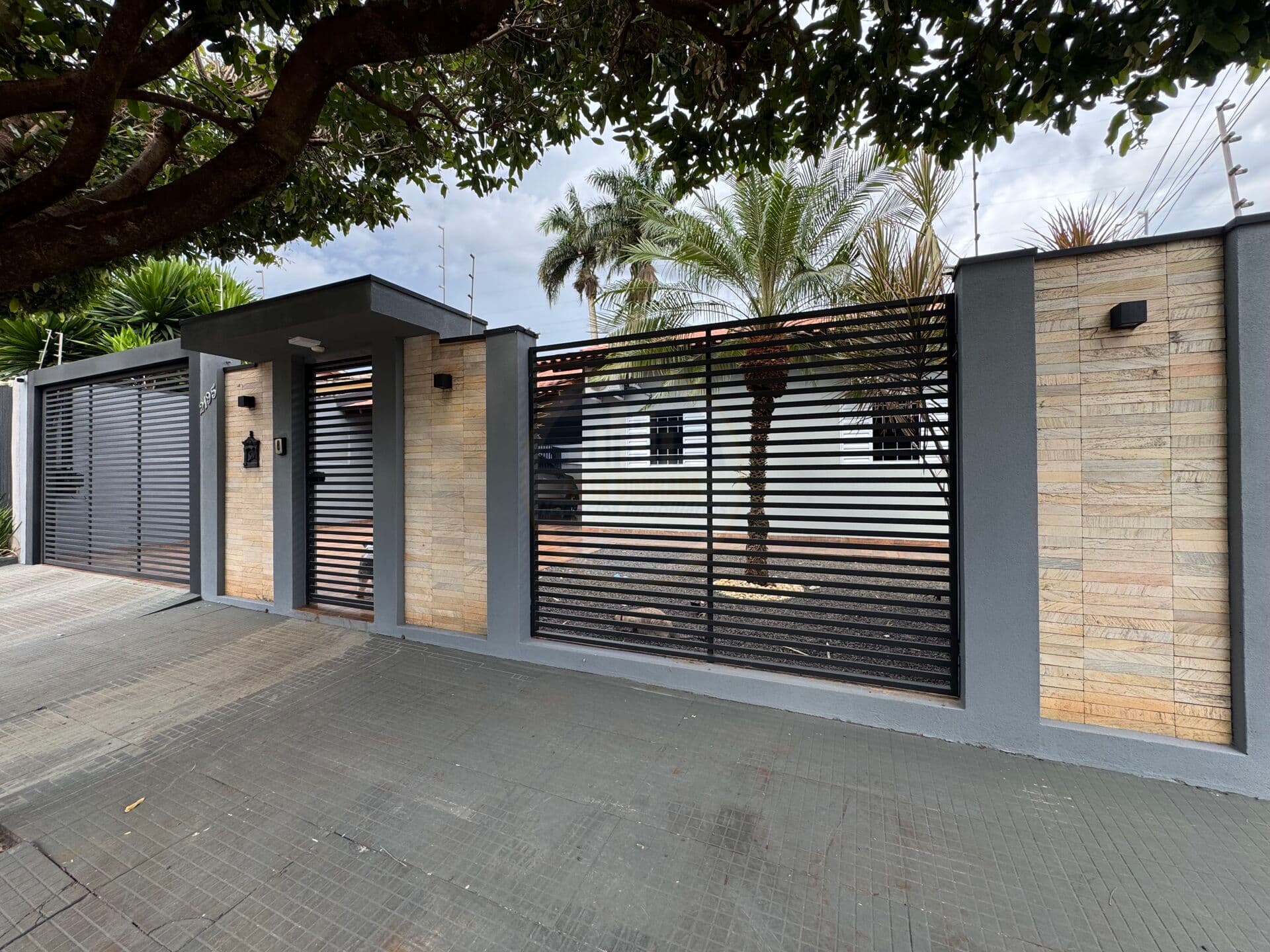 Casa à venda, com 4 dormitórios, sendo 1 suíte e 2 banheiros