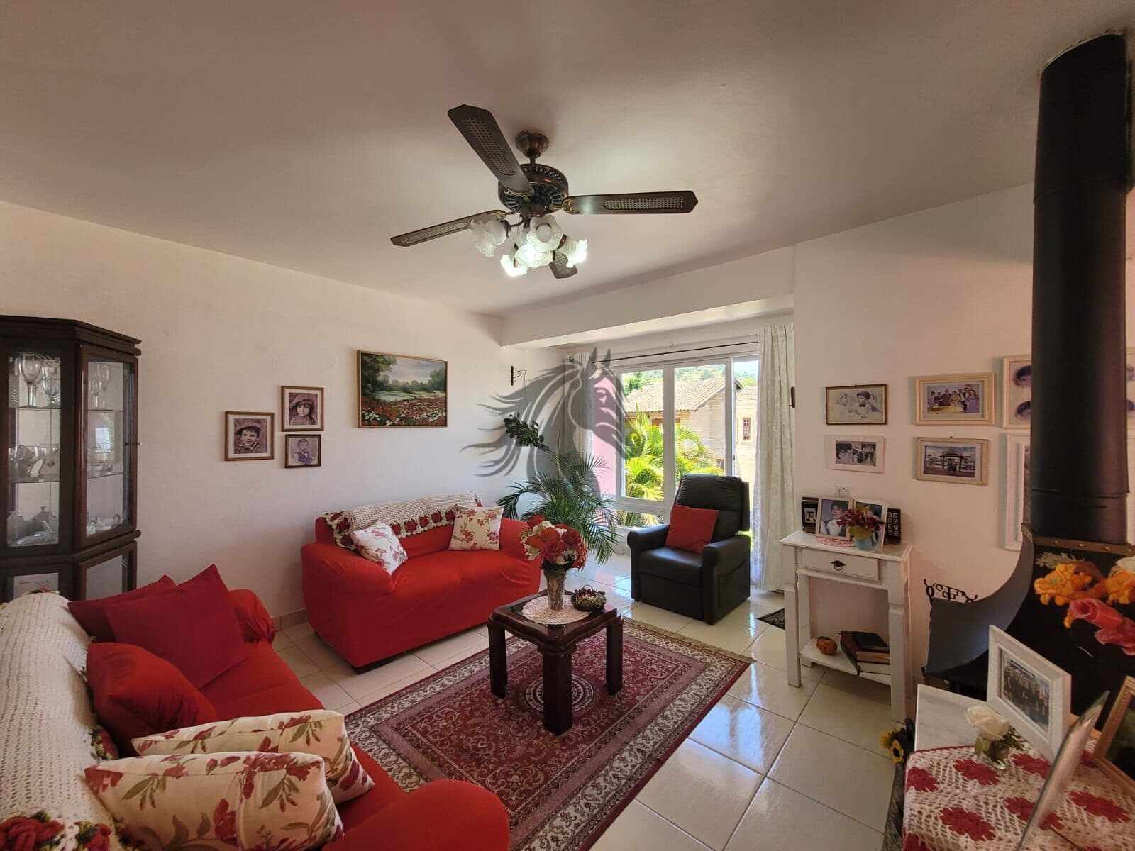 Casa em Condomínio com 3 dormitórios sendo 1 suíte.