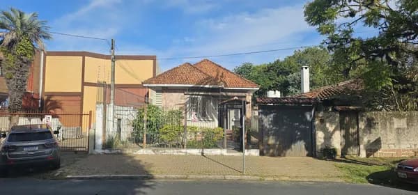 Oportunidade no Bairro Ipanema: Casa com Amplo Terreno