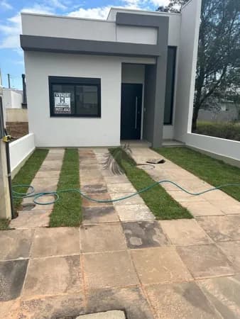 Casa térrea com 3 dormitórios sendo um suíte.