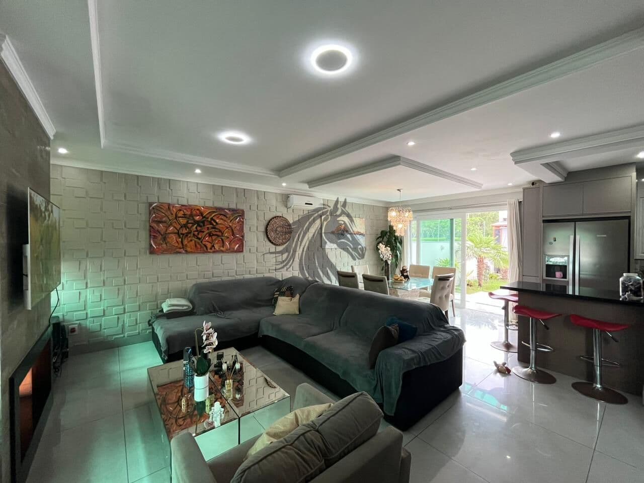 Casa sobrado com 3 dormitórios sendo 1 suíte.