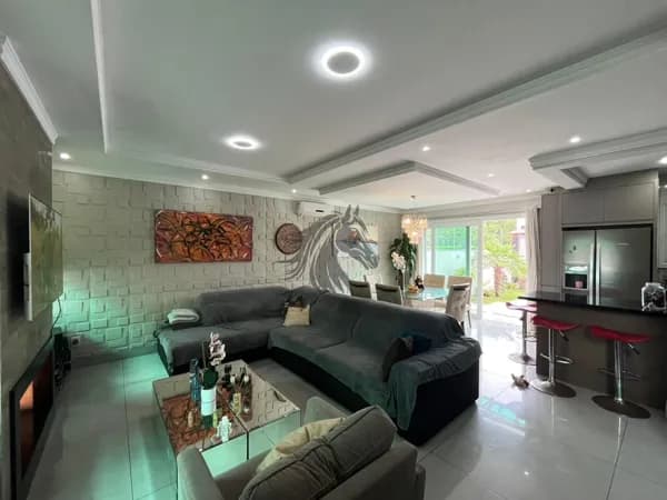Casa sobrado com 3 dormitórios sendo 1 suíte.