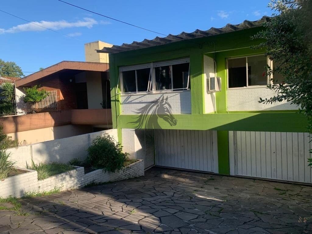 Casa com 5 quartos 4 banheiros, 3 vagas e piscina coberta