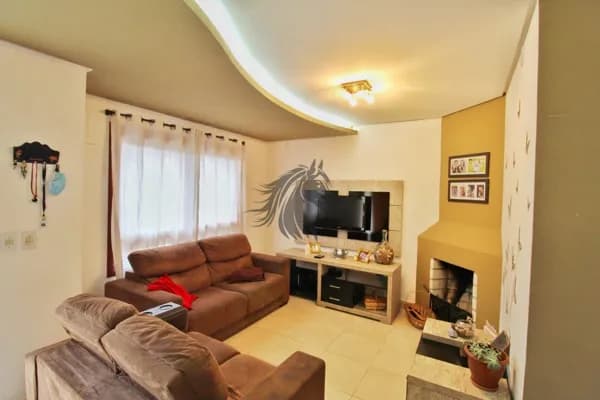 Casa de esquina com 3 dormitórios sendo 1 suíte.