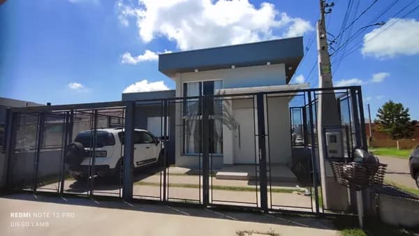 Casa térrea de esquina, junto ao Zaffari no bairro Hípica