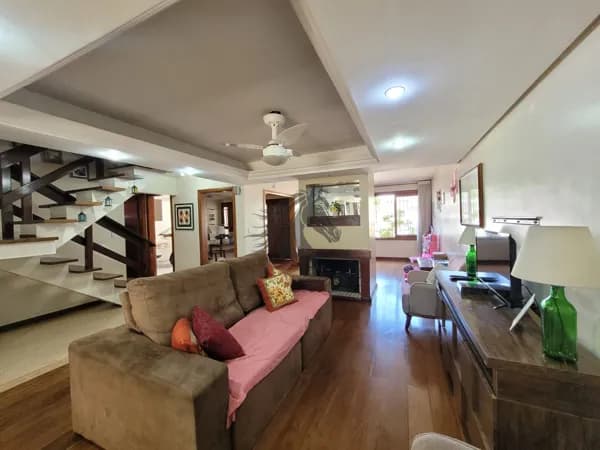 Casa com 4 dormitorios sendo 2 suites.