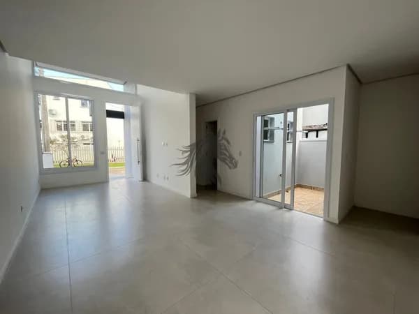 Casa em Condomínio térrea com 3 dormitórios sendo um suíte.