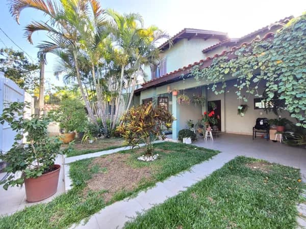 Casa PadrãoCasa com 4 dormitorios, 2 suites e um terreo.