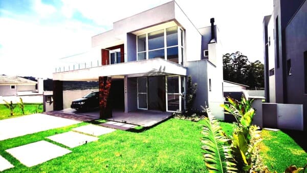 Casa alto padrão no bairro Vila Nova, em Porto Alegre-RS