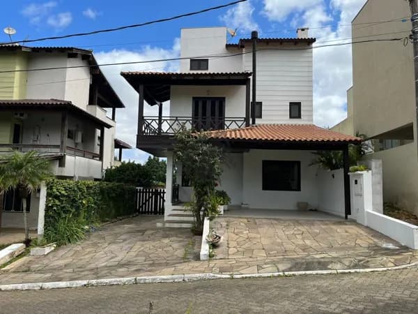 Casa em Condomínio 3 dormitórios sendo 1 suíte.