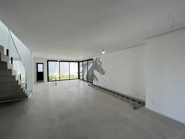 Casa em Condomínio 3 suítes.