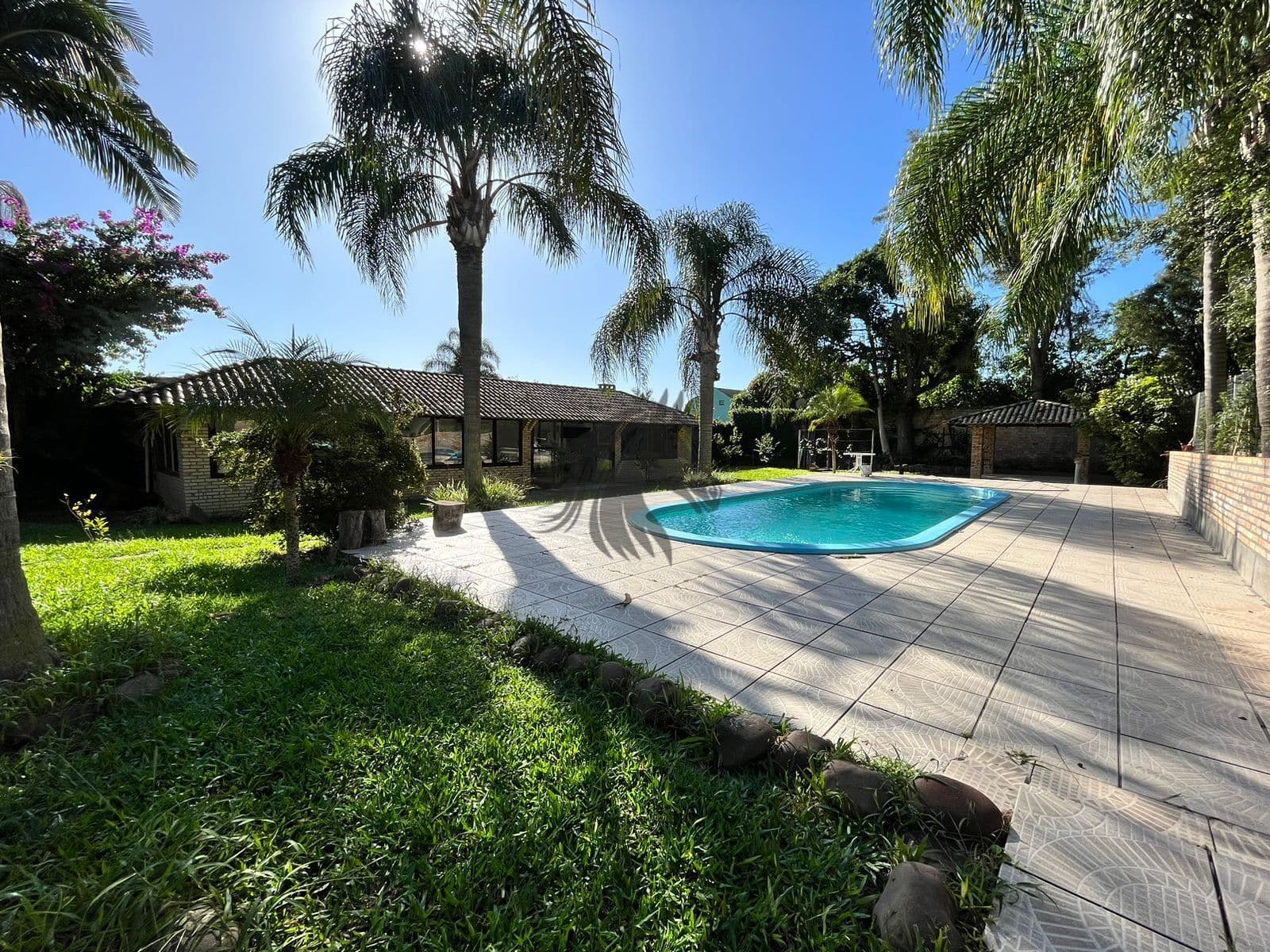 Sitio com 1.640m²