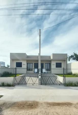Casa Geminada com Amplo Pátio nos Fundos