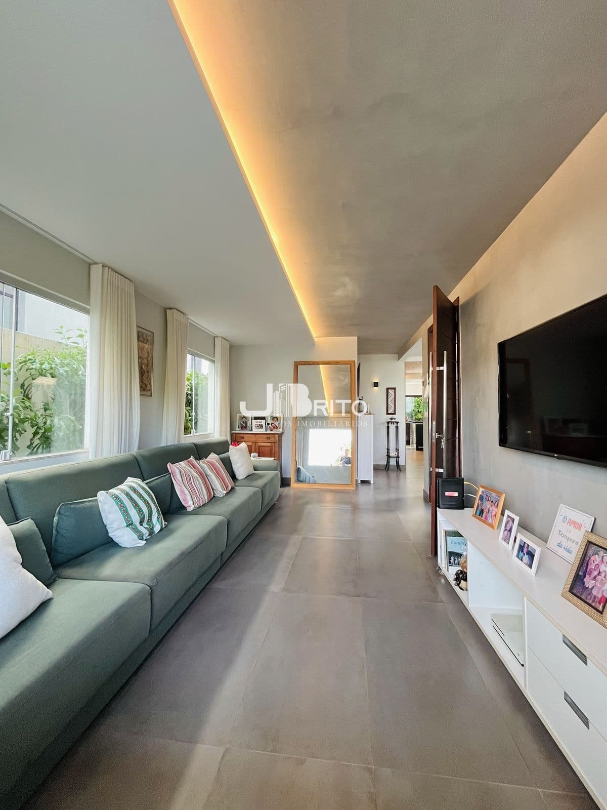 CASA EM CONDOMÍNIO ÁREA TOTAL 38 M² ÁREA PRIVATIVA 200 M² | 4 SUÍTES+ ENERGIA SOLAR| R$ 1.350.000,00