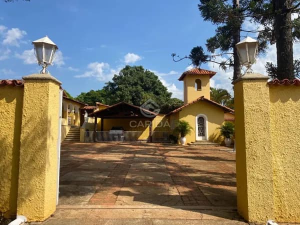 "Haras de Luxo: Instalações de Classe Mundial, Localização Privilegiada!"