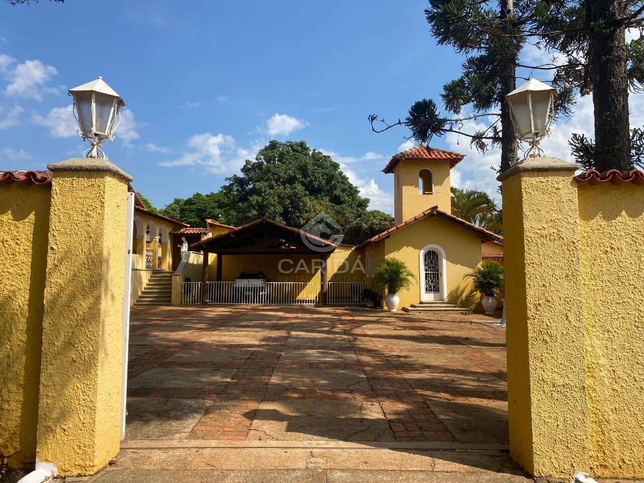 "Haras de Luxo: Instalações de Classe Mundial, Localização Privilegiada!"