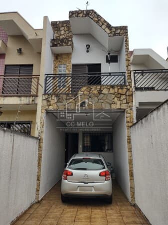SOBRADO COM 02 SUITES, 02 GARAGENS, COZINHA E SALA AMPLAS