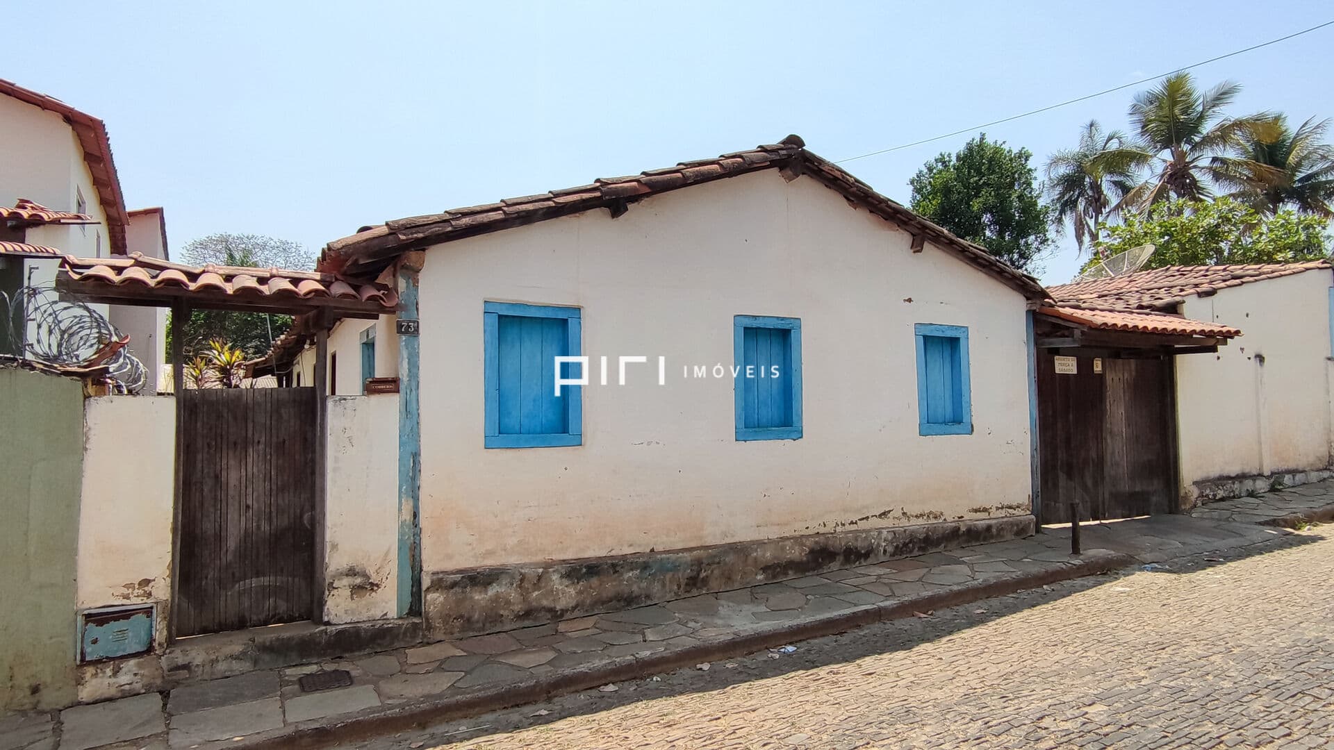 CASA PIRENEUS - 2.229 m² a 2 min da Rua Lazer