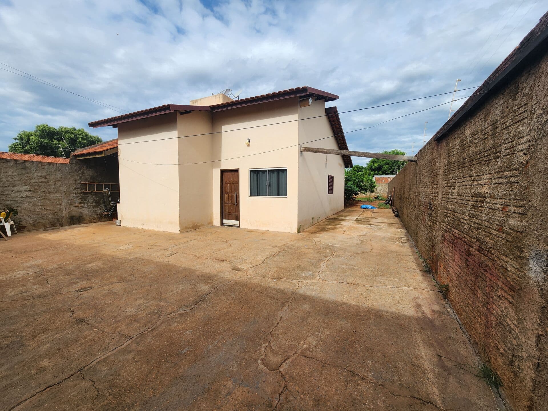 Casa a venda com terreno e quintal para ampliação
