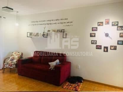 Casa à venda contendo 3 quartos sendo 1 suíte no Jânio Quadros.