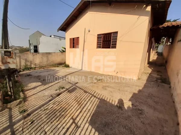Casa à venda contendo 3 quartos sendo 1 suíte.