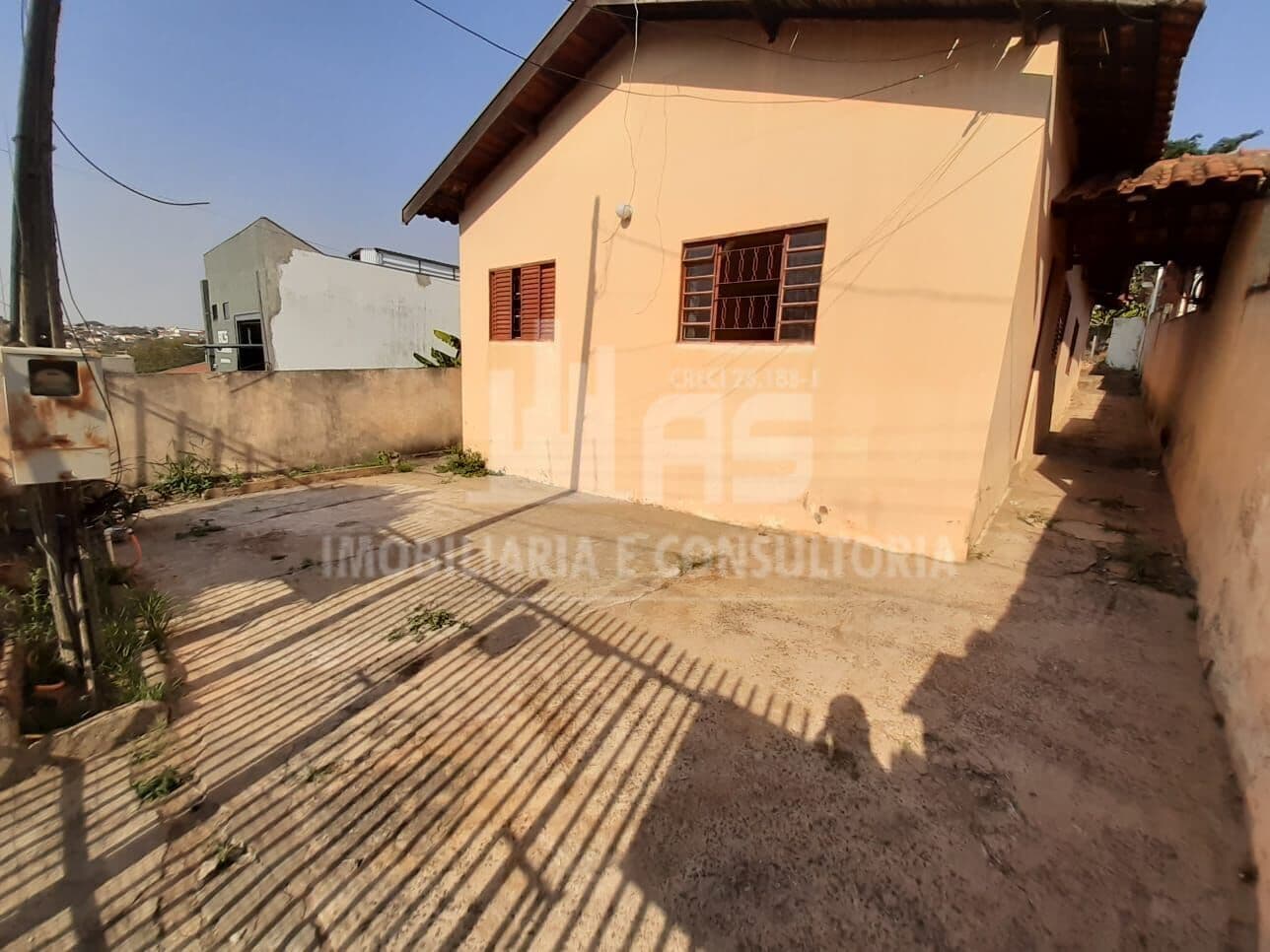 Casa à venda contendo 3 quartos sendo 1 suíte.
