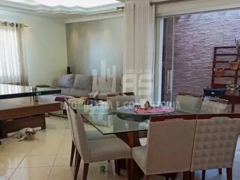 Casa a venda com 3 quartos sendo 1 suíte