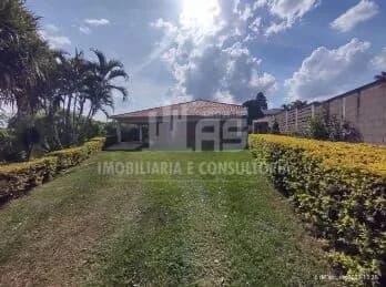 Chácara à venda contendo 3 quartos sendo 2 suítes.