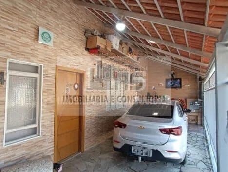 Casa à venda com 5 quartos sendo 1 suíte.