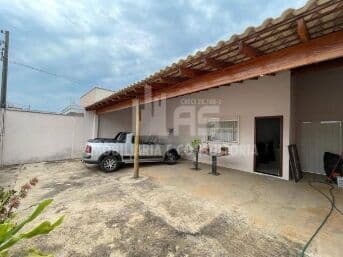 Casa à venda contendo 3 quartos sendo 1 suíte.