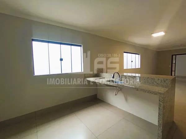 Casa à venda contendo 3 quartos na zona Leste.