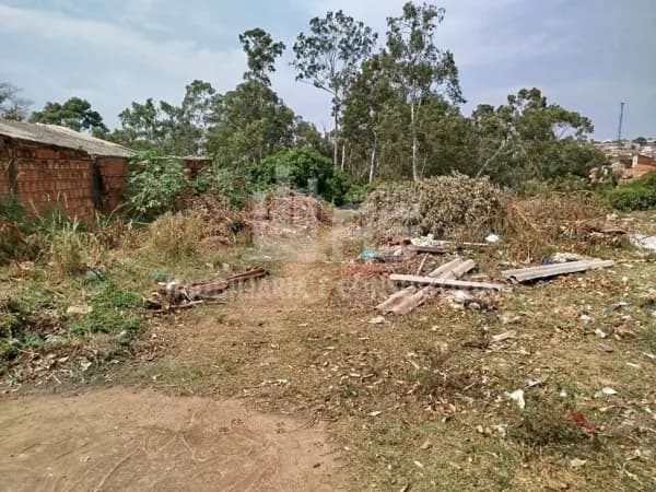 Terreno à venda no Jardim Marambaia.