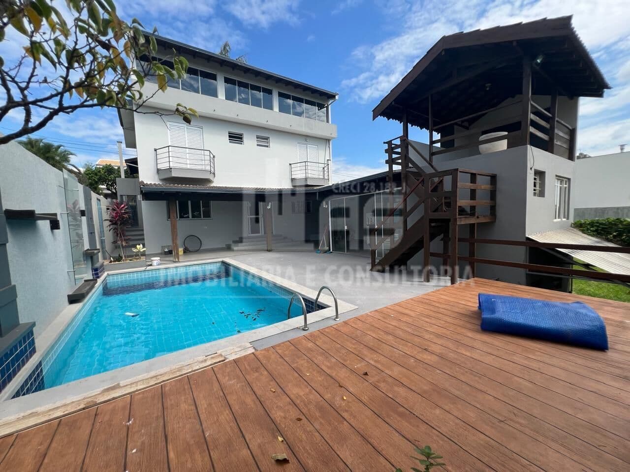 Casa a venda com 5 suítes no condomínio Garden Park