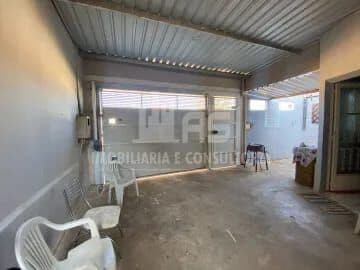 Casa a venda com 3 quartos sendo 1 suíte.