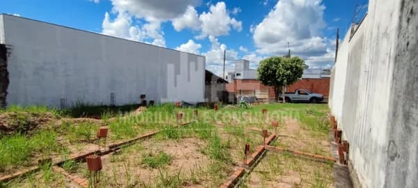 Lote/Terreno em Marília - Jardim Flora Rica